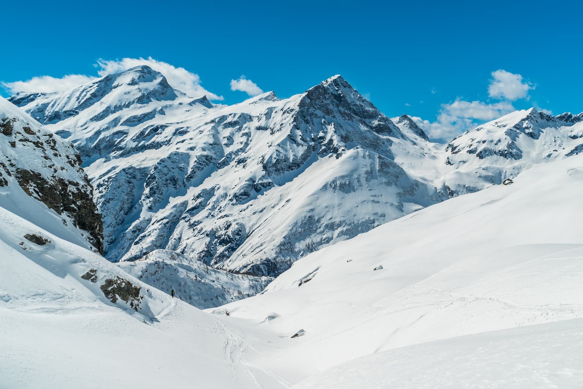 A project to investigate the health status of glaciers and the interconnection with marine ecosystems, highlighting the global spread of pollution. image