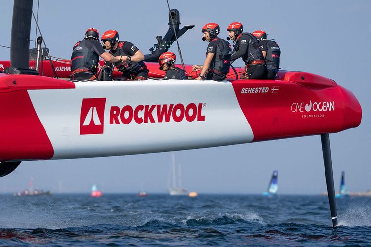 Immagine per articolo One Ocean Foundation sale sul palco al ROCKWOOL Denmark SailGP
