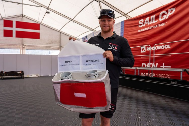 Immagine per articolo Il team Denmark SailGP e One Ocean Foundation danno una seconda vita alle vele con un innovativo sacco per rifiuti sull'acqua